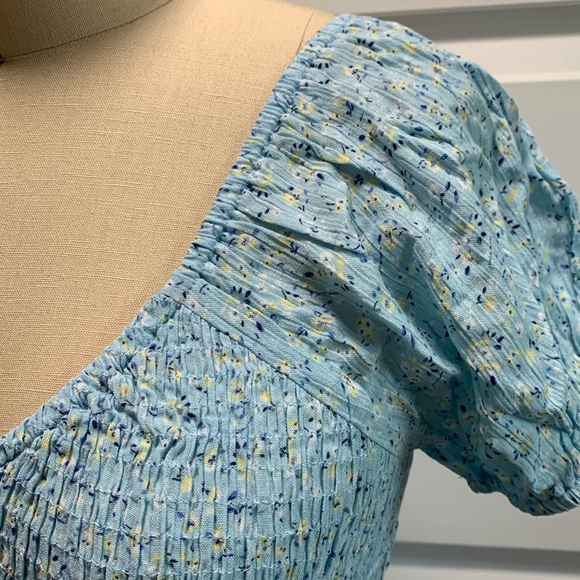 NWT ruched floral top with shoulder cap short sleeves and ballerina neckline - Picture 3 of 12